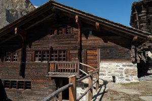 Ein typisches Walliser Haus aus Holz und Stein