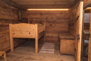 Kammer mit Bett und Kommode
