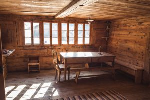 Sitzbank mit Schubladen und Stubentisch aus Arvenholz